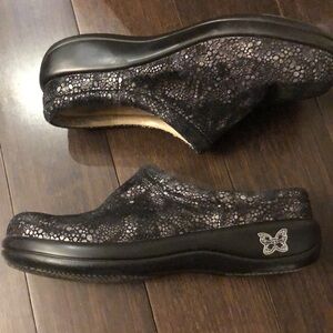 Alegria “Kayla bubble trouble” black / silver slip on clog shoes. EUC!